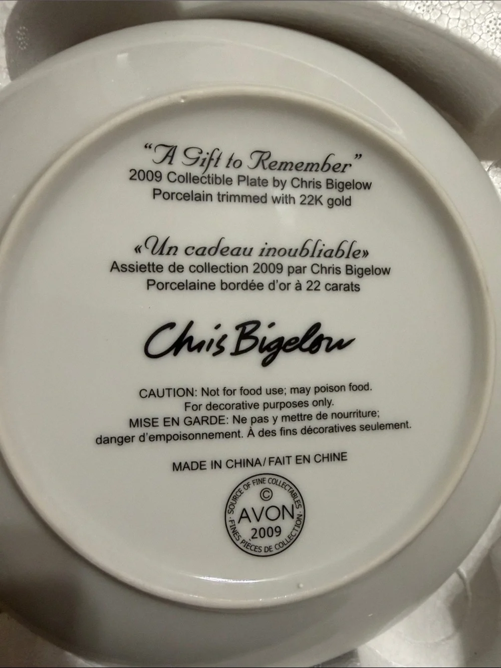 Avon 2009 Holiday Decorative Collector Plate - 22k Hold rim.